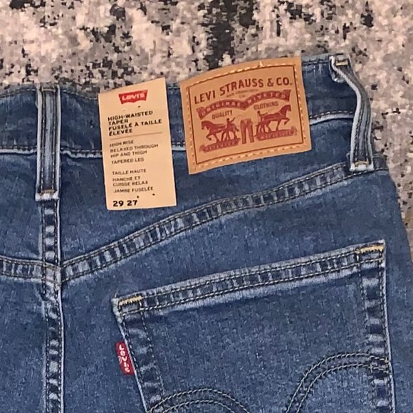 Brand New High-Wasted Levis Mom Jeans - Picture 4 of 4
